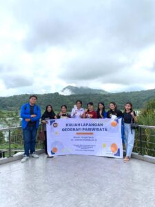 Mahasiswa Semester V Prodi Geografi FISH Unima Ikuti Kuliah Lapangan Geografi Pariwisata di Kota Tomohon